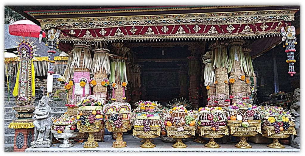 Bali la religione balinese :Gebogan offerte al tempio