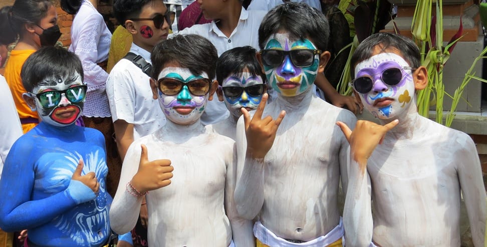 Ngerebeg di tegalalang bianco e colore Ngerebeg di tegalalang bianco e colore