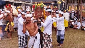 Daratan a Bali uomini e kris