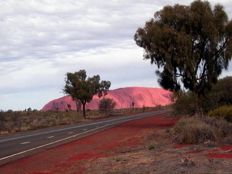 Sula strada per Uluru Sula strada per Uluru