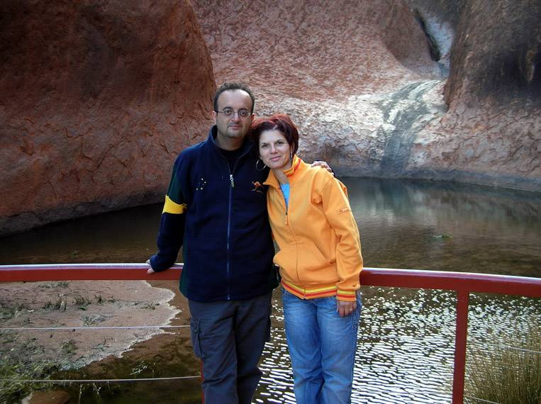 Turisti presso il Mutitjulu Waterhole, Uluru Turisti presso il Mutitjulu Waterhole, Uluru