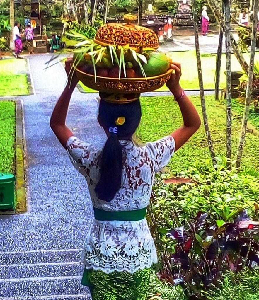 Kebaya : oltre il pizzo donna al tempio