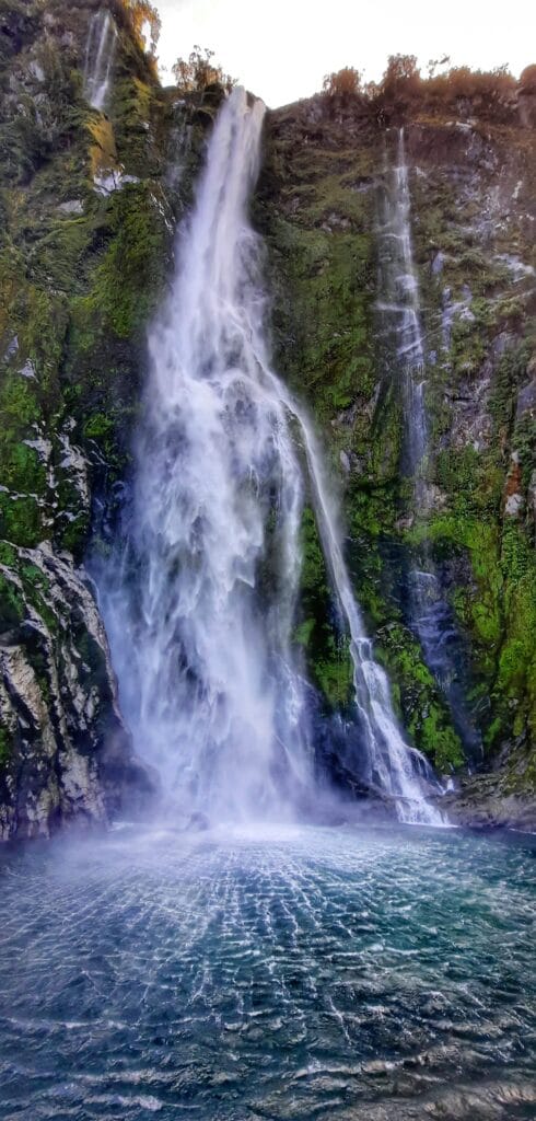 Fiordland: Nuova Zelanda cascata a Milford sound le cascate Fiordland: Nuova Zelanda cascata a Milford sound le cascate