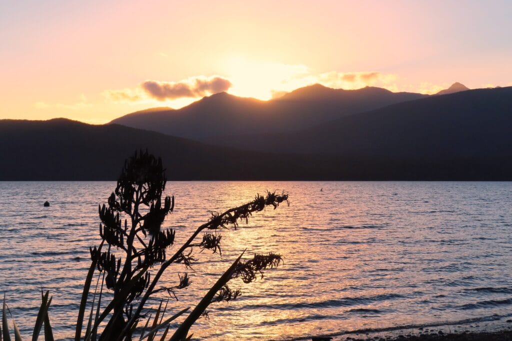 Te Anau lago al tramonto Te Anau lago al tramonto
